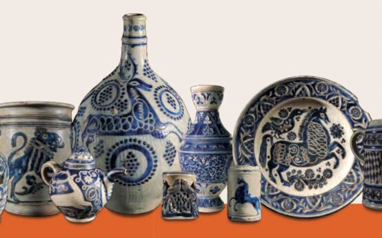 Krug und Kamera im Dialog: Westerwälder Steinzeug trifft auf Fotografien von Eckart Bartnik – Tradition und Gegenwart verschmelzen in der Ausstellung des Stadtmuseums am Markt.