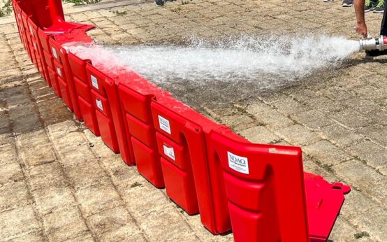 Die neue mobile Hochwasserschutzwand „Boxwall“ schützt künftig die Erbacher Rheinpromenade effizient und flexibel vor Überschwemmungen.