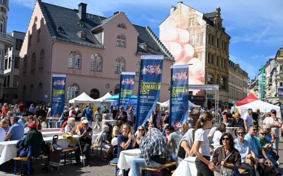 Blick von der Bühne auf einen kleinen teil der Besucher beim Interkultrellen Sommerfest 2025.