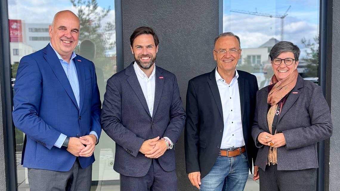Pierre Schlosser wurde von der Vollversammlung der Ar- beitsgemeinschaft der Hessischen Handwerkskammern zum neuen Geschäfts- führer gewählt. Von links: ARGE-Vizepräsident Stefan Füll, ARGE-Geschäfts- führer Pierre Schlosser, ARGE-Präsident Frank Dittmar und ARGE-Vizepräsi- dentin Susanne Haus.