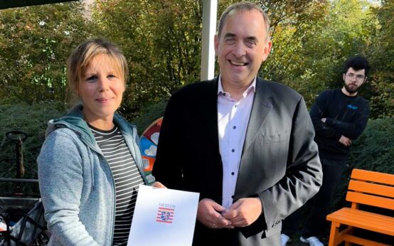 Prof Alexander Lorz übergibt Mittel aus dem KLoto Tronc und unterstützt damit die Initiative Klarenthal lebt Demokratie.