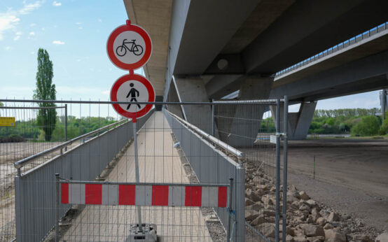 Die Schilder und Zäune sind weg, der Radweg über den Rhein ist freigegeben.
