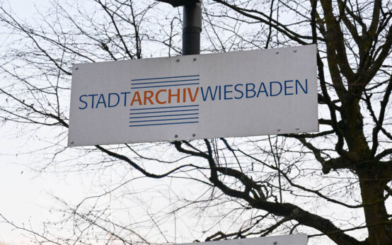 Stadtarchiv Wiesabden, Schild auf dem Parkplatz.