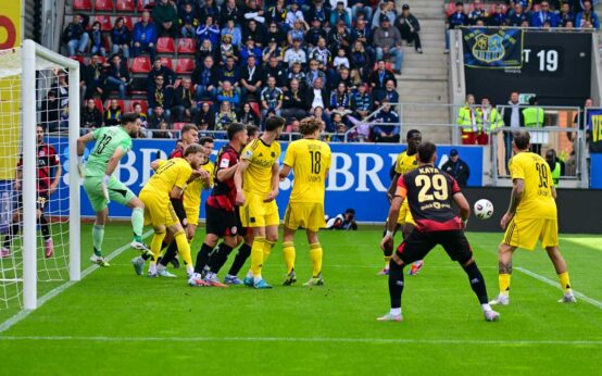 Wiesabden - Saarbrücken, den ersten Schuss kann Saarbrückens Torwart noch parieren, gegen den Nachschuss ist er machtlos.