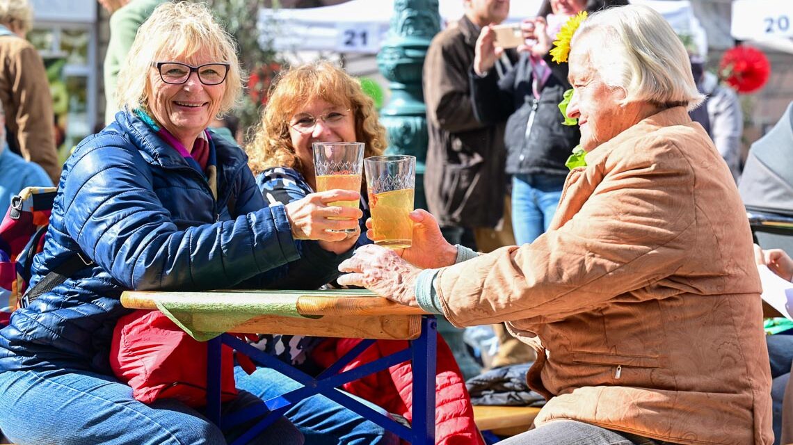 Zwei Frauen, zwei Gerippte, gefüllt mit Äppler und bestes Wetter, das wünschen sich alle auch in diesem Jahr.