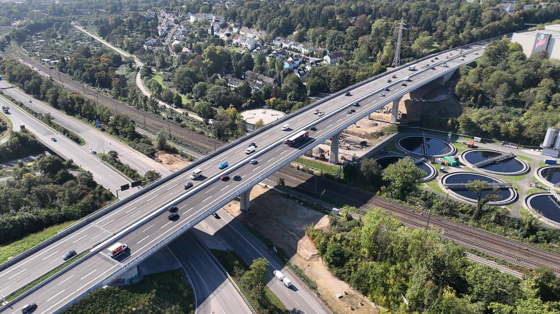 Salzbachtalbrücke sechsspurig ausgebaut.